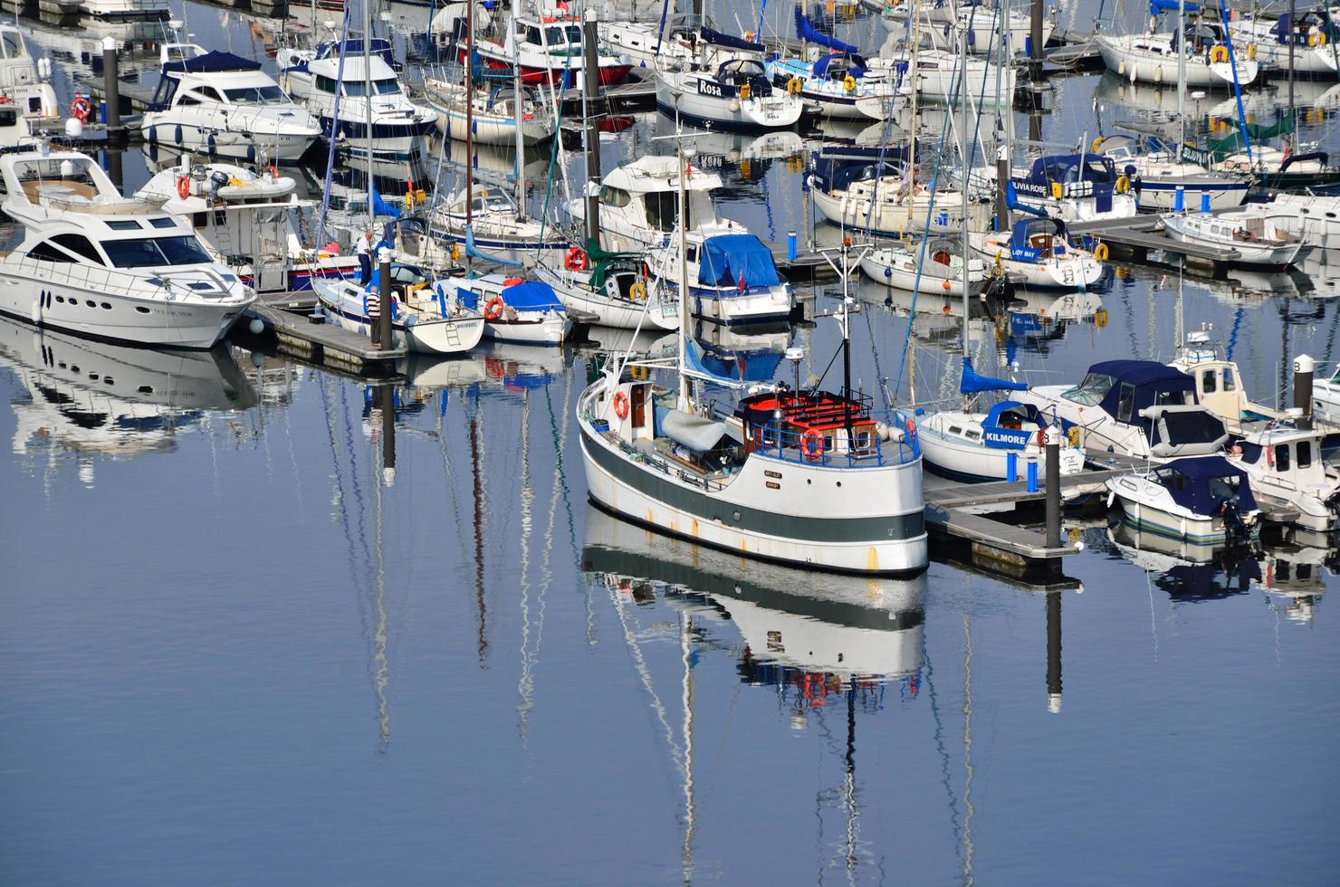 barche con riflessione foto