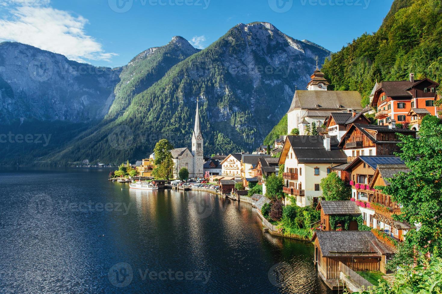 vista dall'alto sulla città di Hallstatt tra le montagne. Austria foto