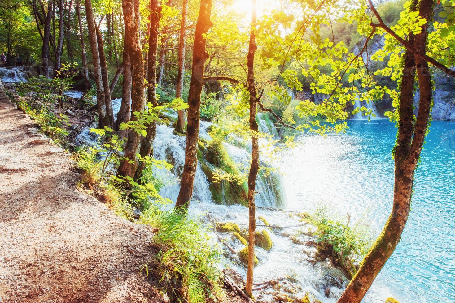 viste panoramiche sull'acqua turchese e sulla luce del sole. il famoso parco nazionale dei laghi di Plitvice, croazia, europa. foto