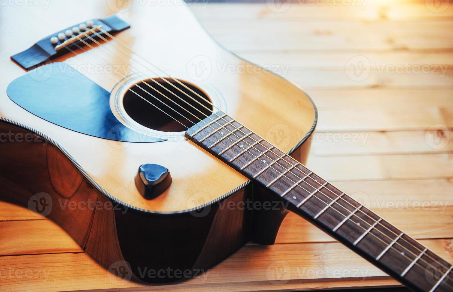 fotografia chitarra classica su sfondo marrone chiaro foto