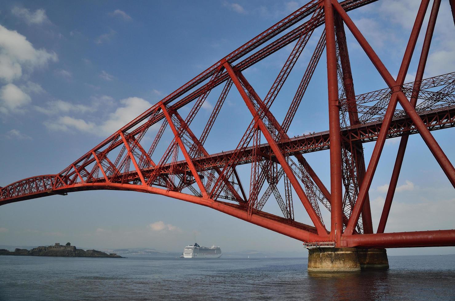 ponte rosso e nave da crociera foto