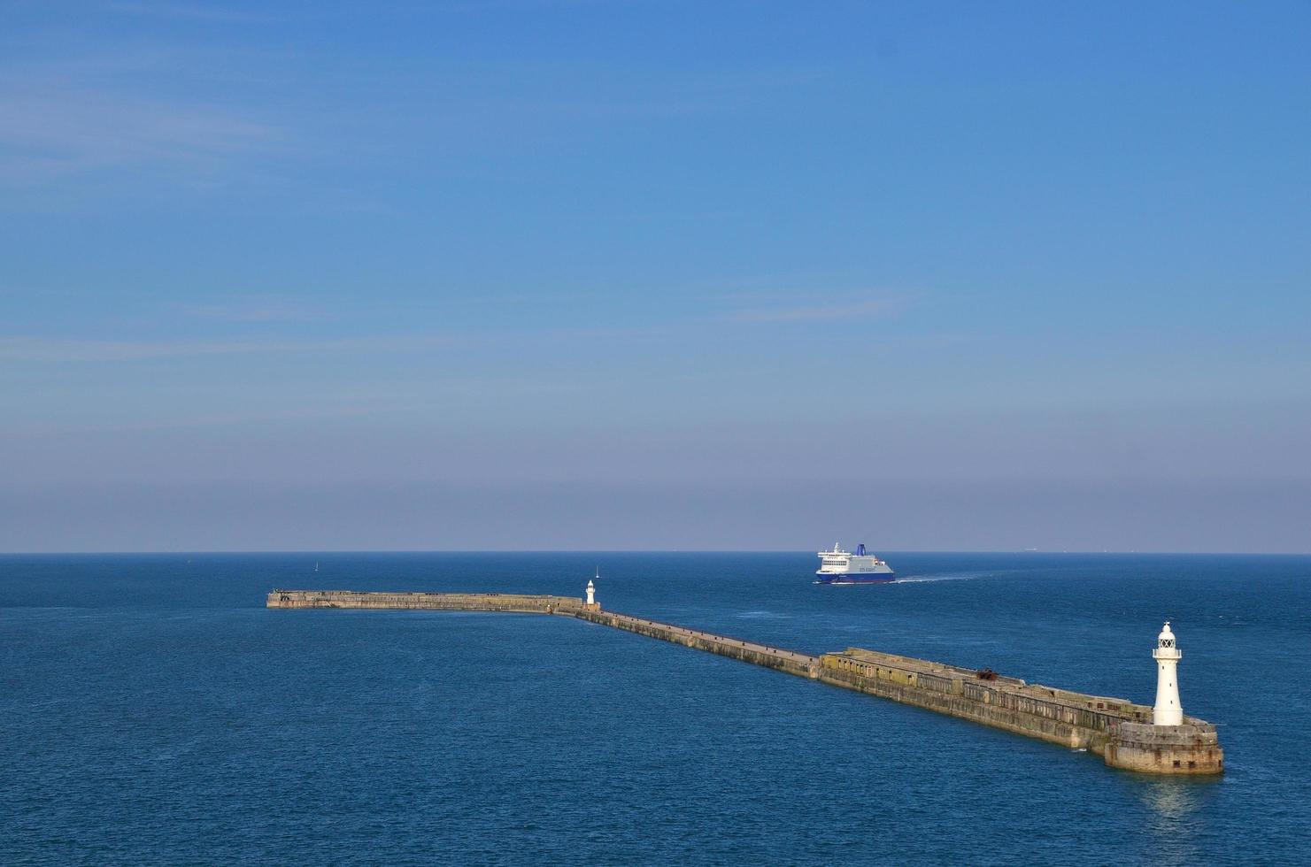 faro con nave a dover foto