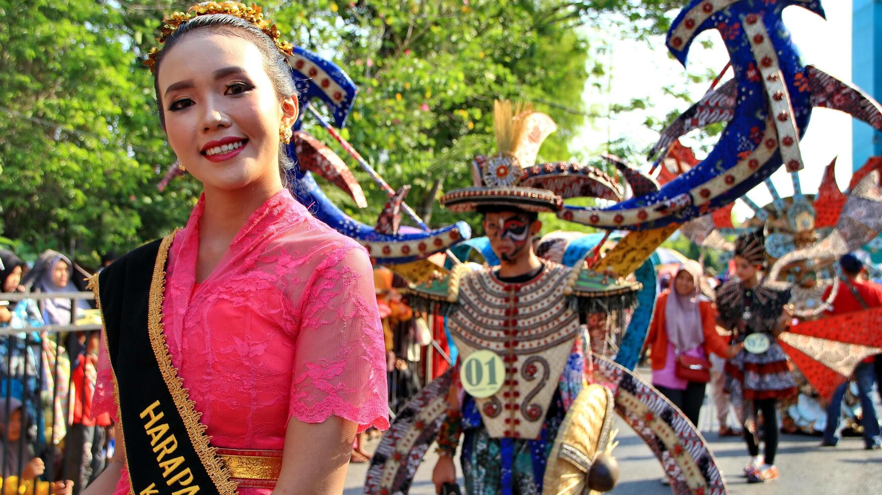 belle donne partecipano indossando costumi unici al carnevale batik di pekalongan, pekalongan, indonesia foto