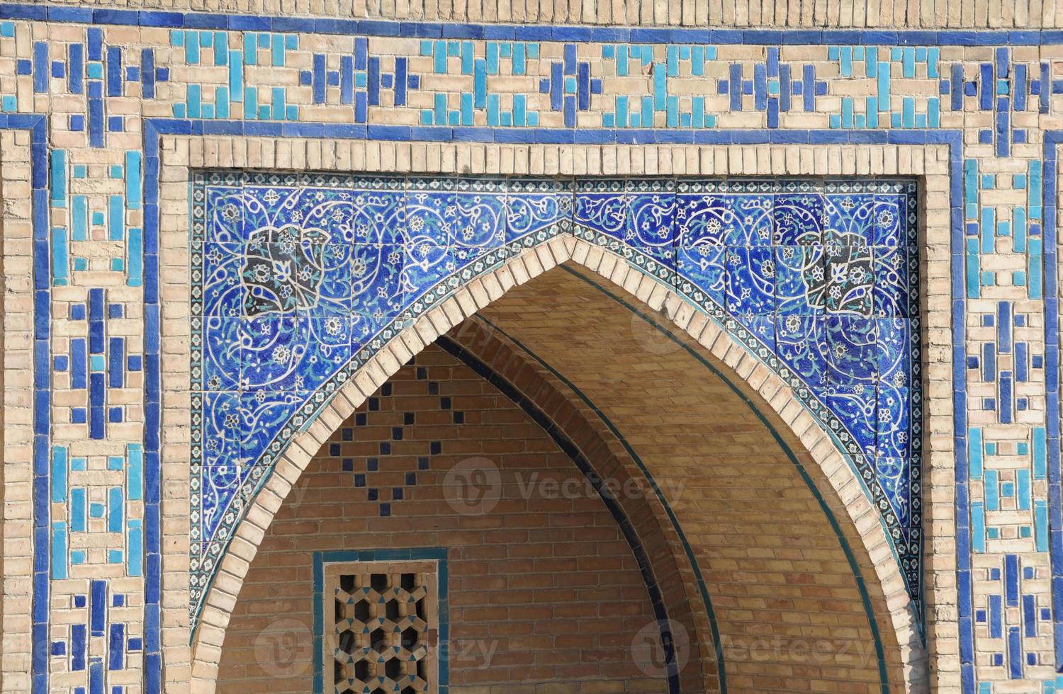 elementi dell'architettura antica dell'Asia centrale. arco e porte dell'ornamento tradizionale asiatico antico. foto