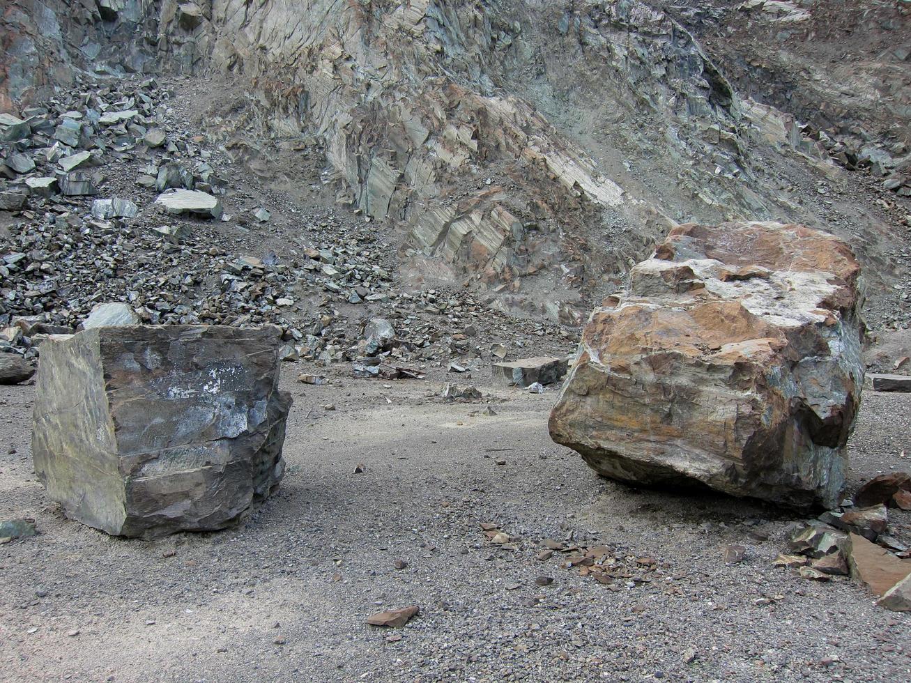 cava per l'industria di estrazione della ghiaia con due grandi rocce foto