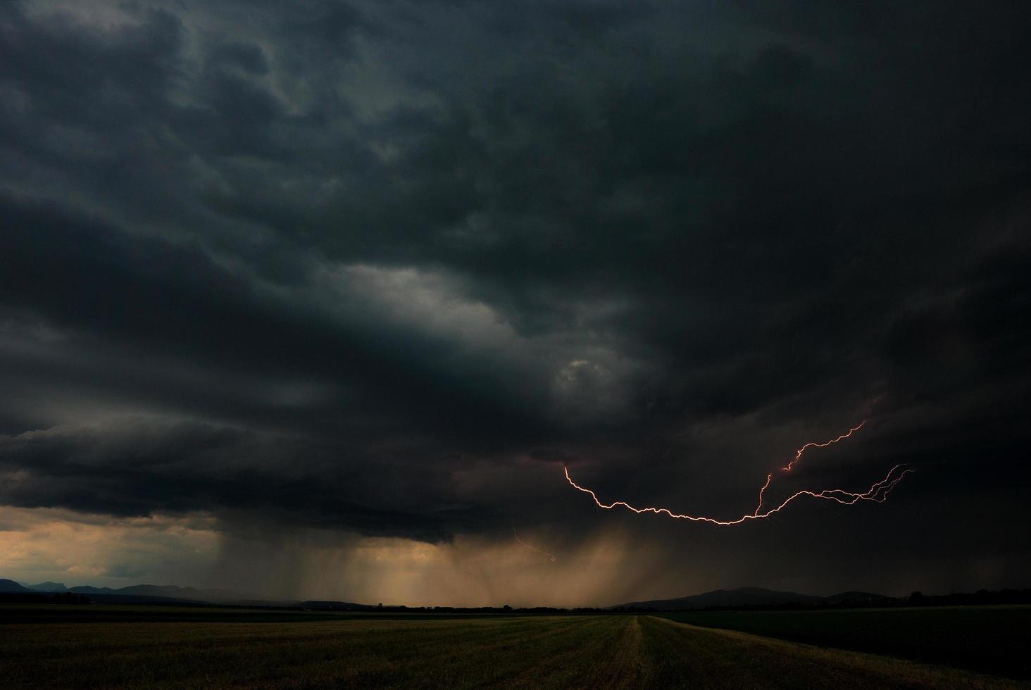 nuvola di pioggia lampo foto