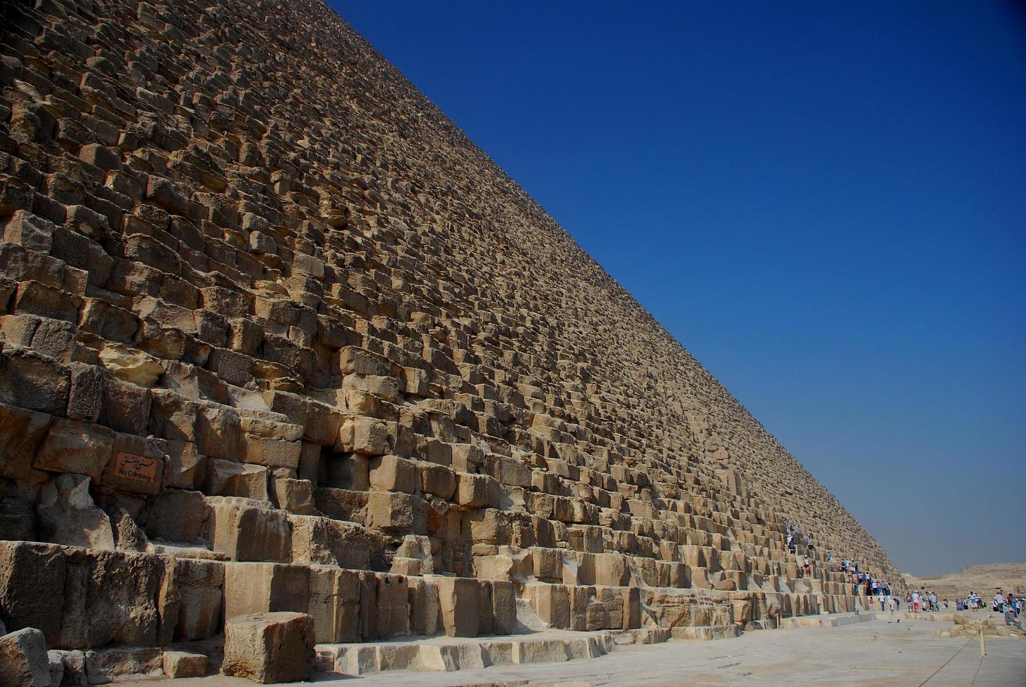piramide e cielo blu foto