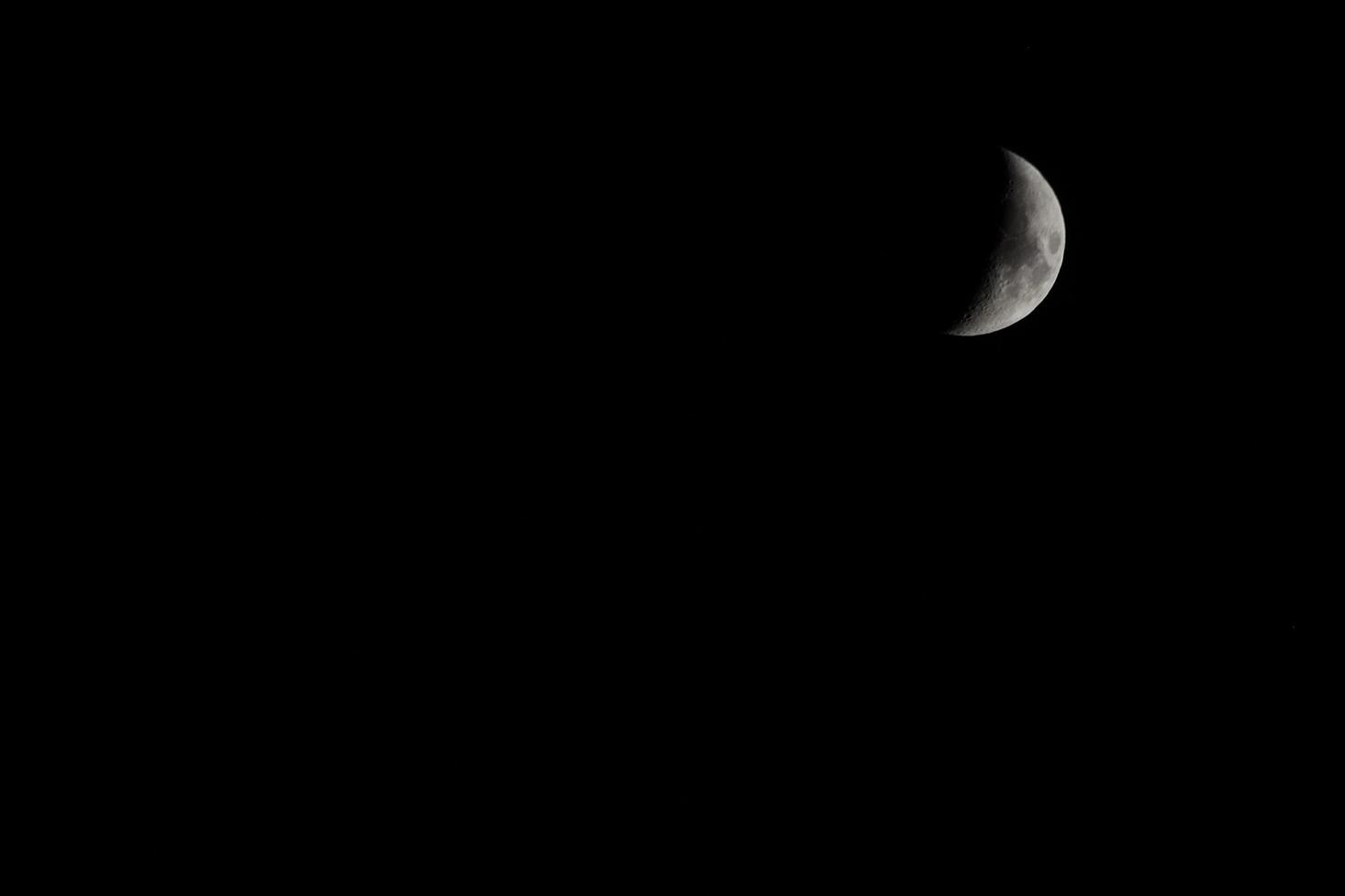 luna nella notte oscura nera vista dall'alto foto