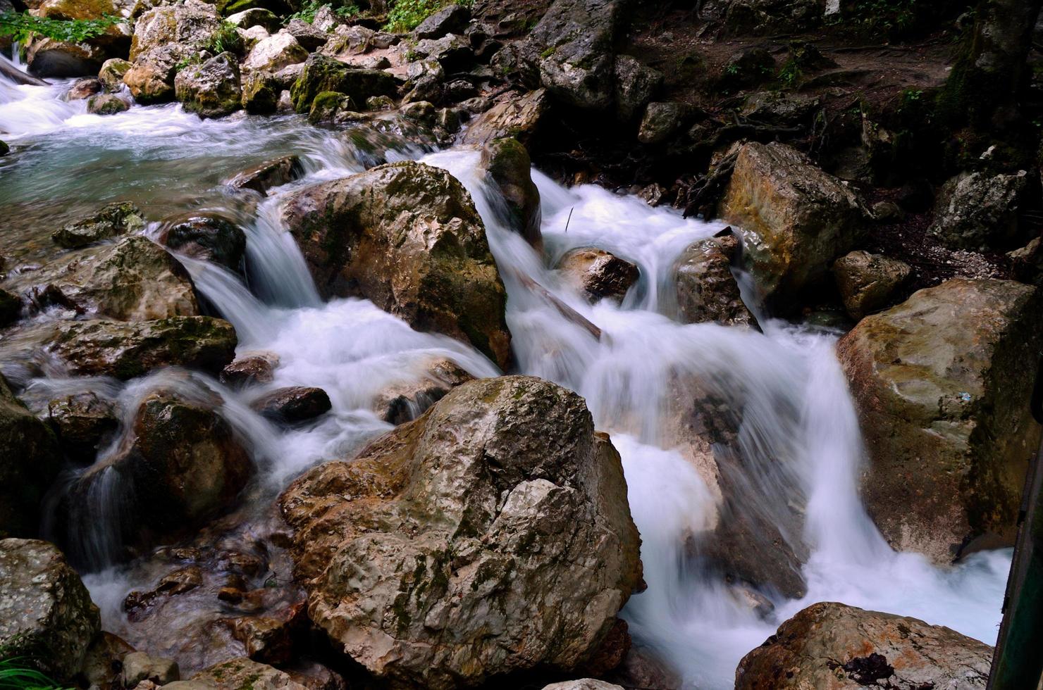 acqua selvaggia in montagna foto