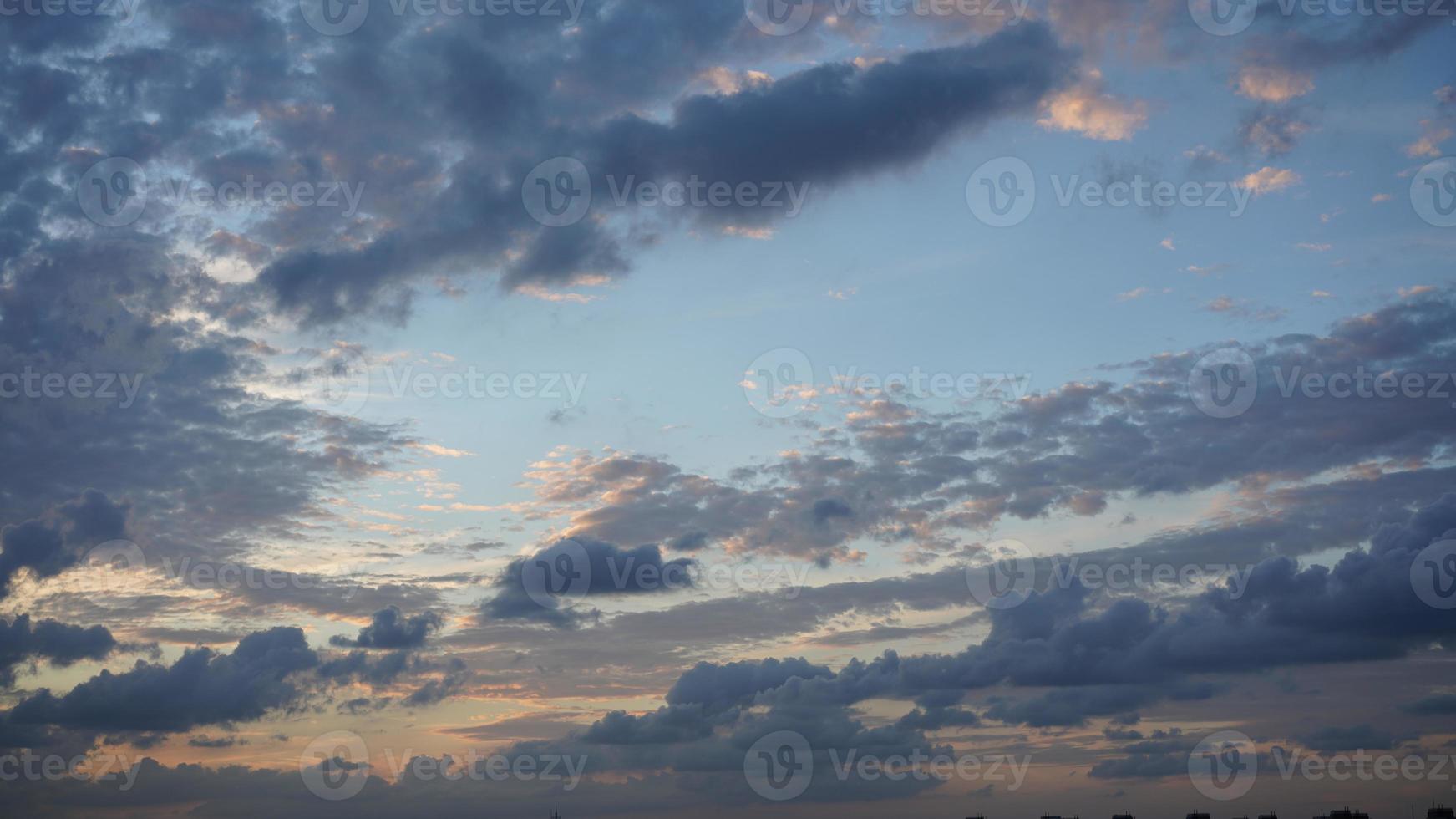 la splendida vista del tramonto con la silhouette e il cielo di nuvole colorate in città foto