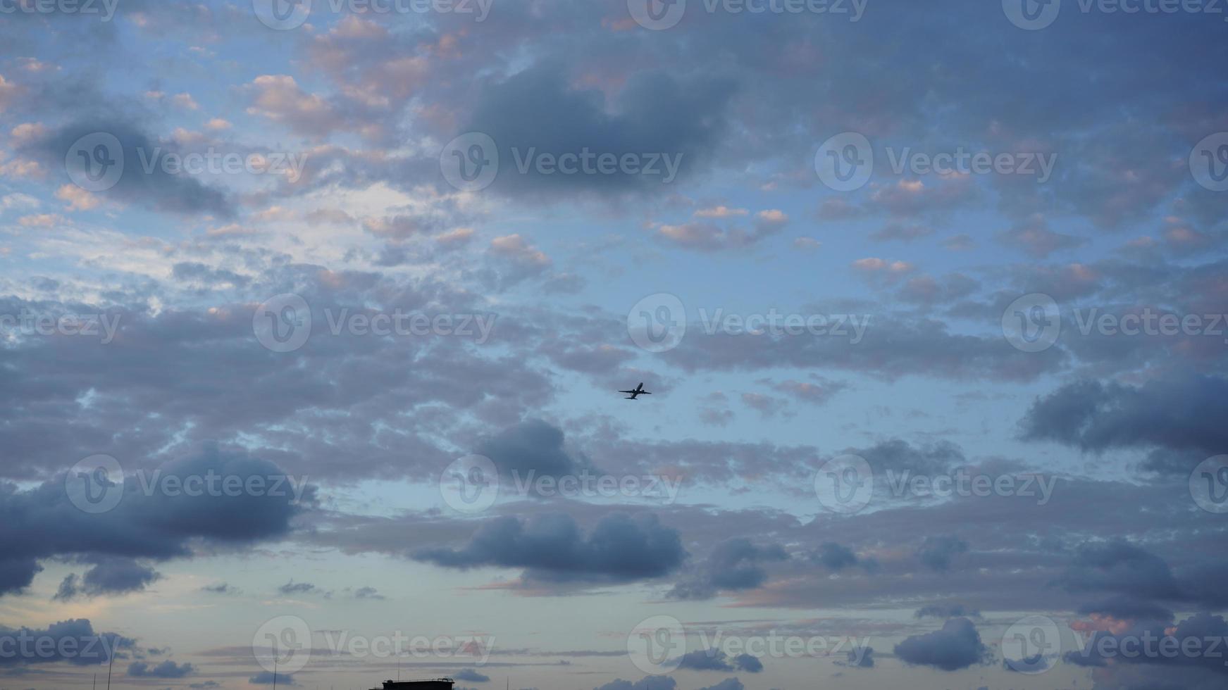 la splendida vista del tramonto con la silhouette e il cielo di nuvole colorate in città foto