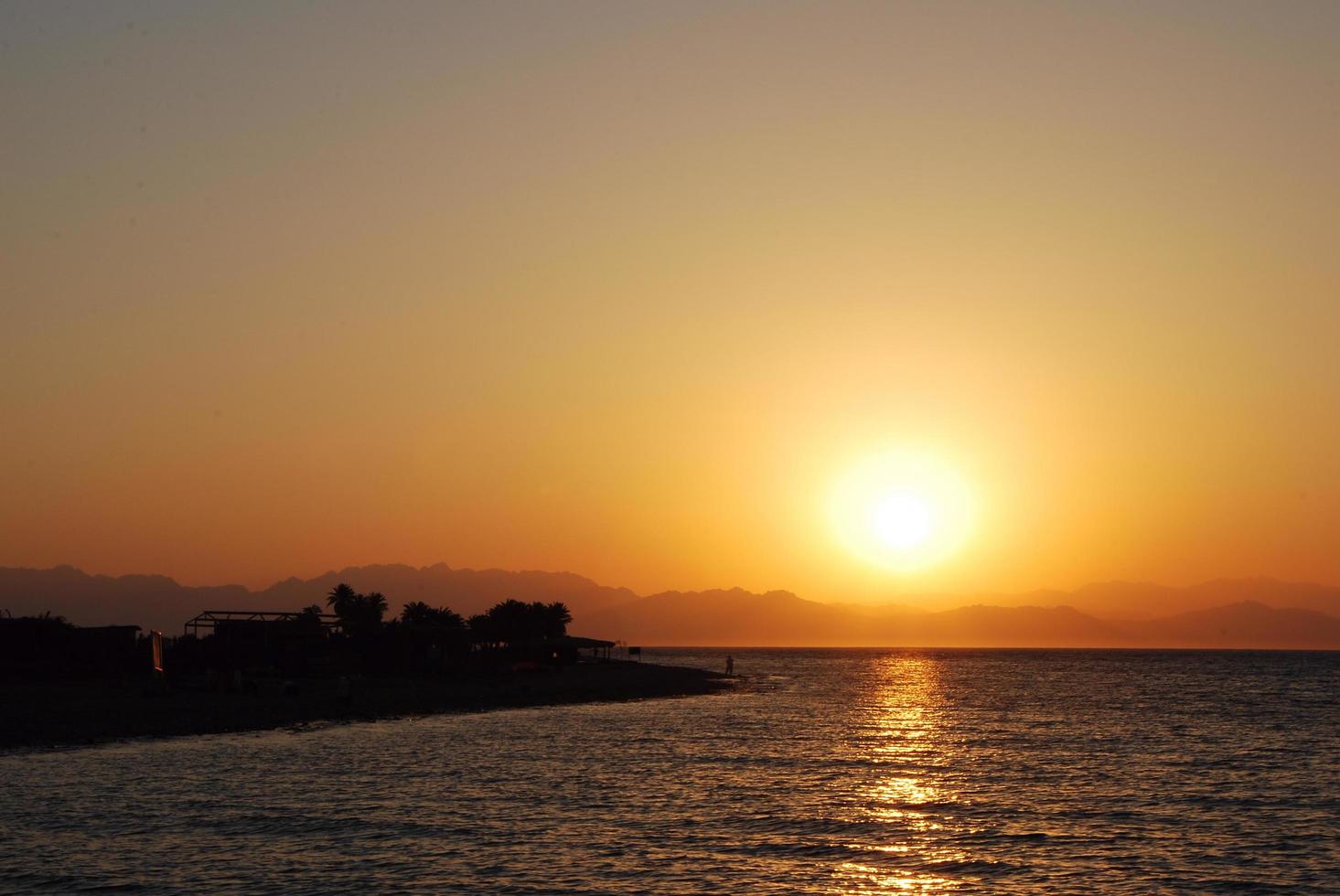 bella alba calda e profonda sul mare foto