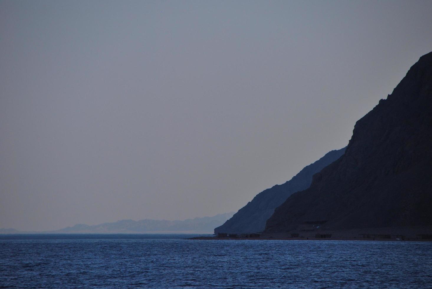 montagna vicino al mare in egitto in vacanza foto