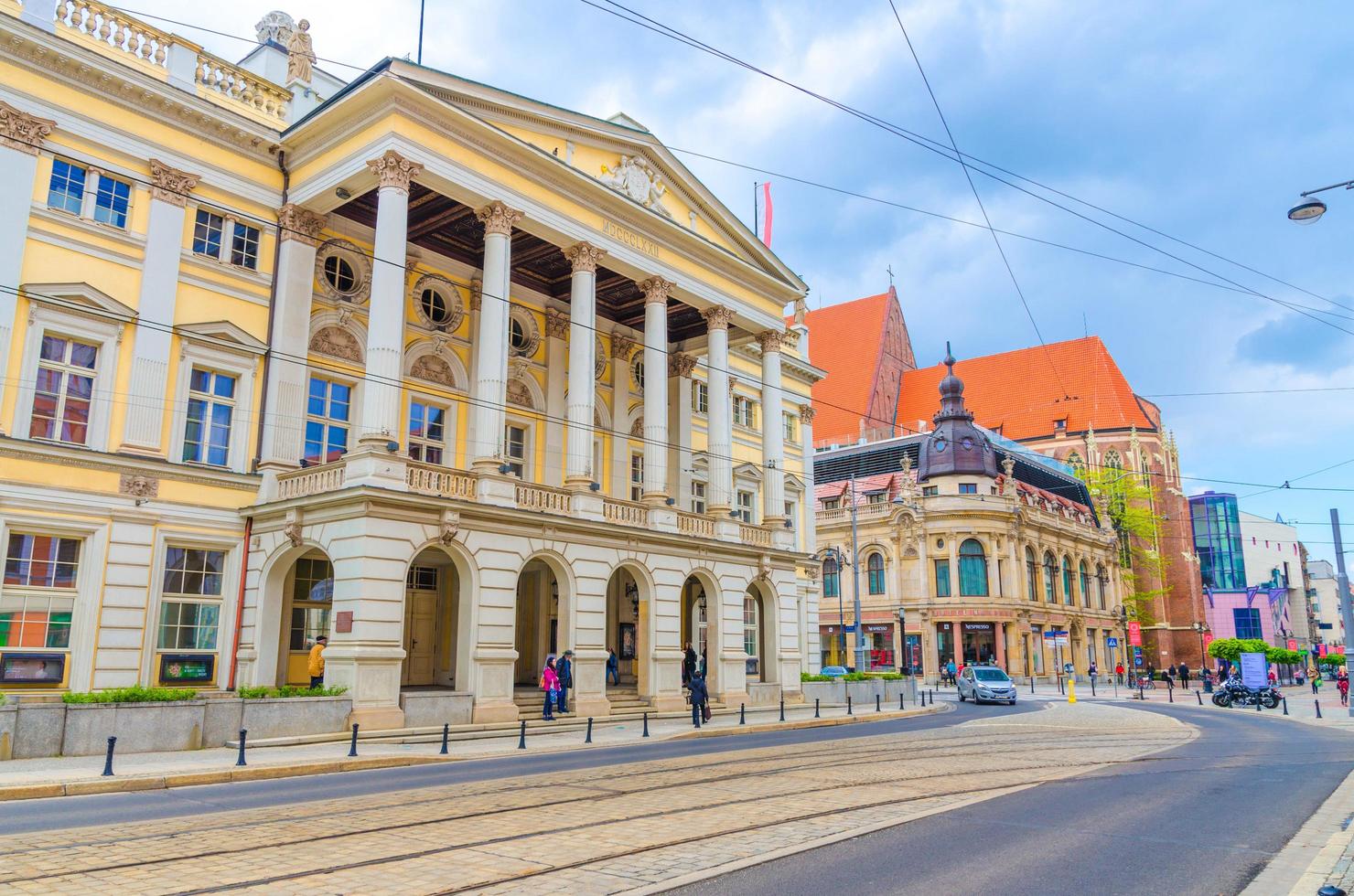 wroclaw, polonia, 7 maggio 2019 teatro dell'opera edificio di wroclawska e chiesa cattolica di st. Stanislao, s. Venceslao, e S. dorothea nel centro storico della città foto