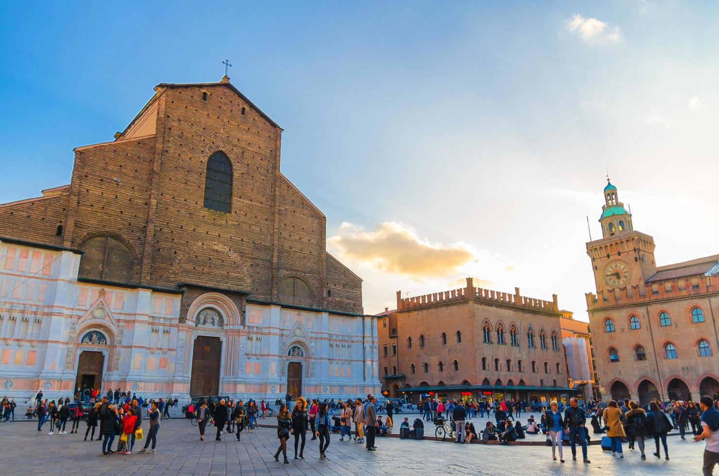 bologna, italia, 17 marzo 2019 basilica di san petronio facciata dell'edificio della chiesa e palazzo d'accursio palazzo comunale palazzo su piazza maggiore piazza nel centro storico della città, emilia-romagna foto