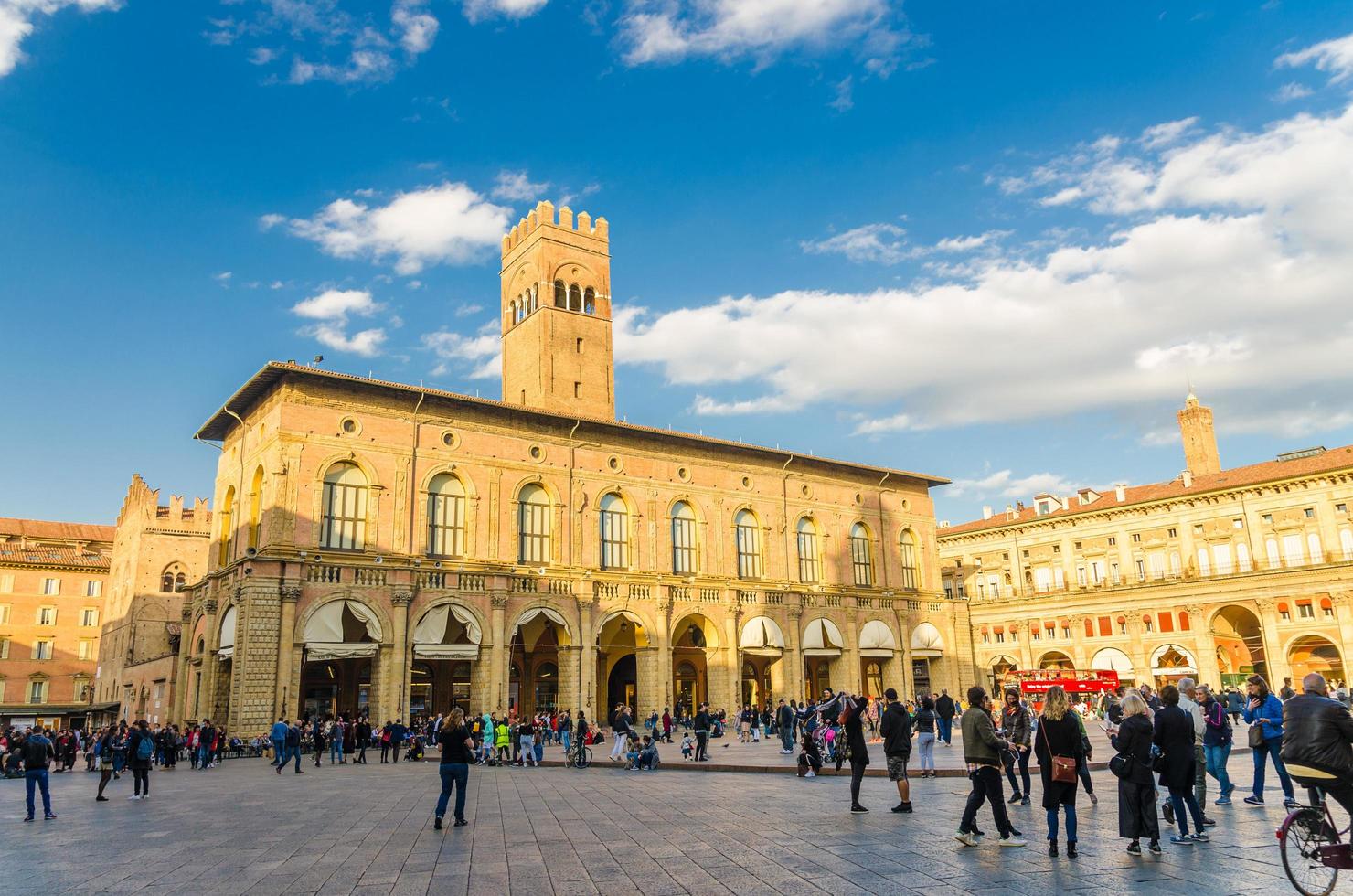 bologna, 17 marzo 2019, palazzo re enzo e palazzo dei banchi palazzo edificio su piazza maggiore e molti turisti che camminano nel centro storico della città, emilia-romagna foto