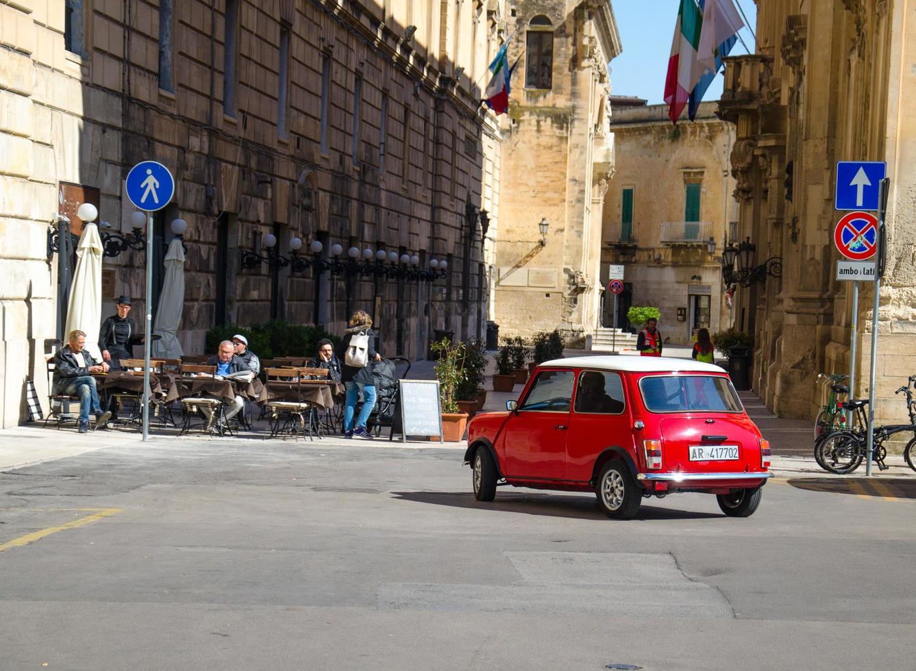 lecce, italia - 23 aprile 2017 auto d'epoca classiche retrò automobili in italia foto