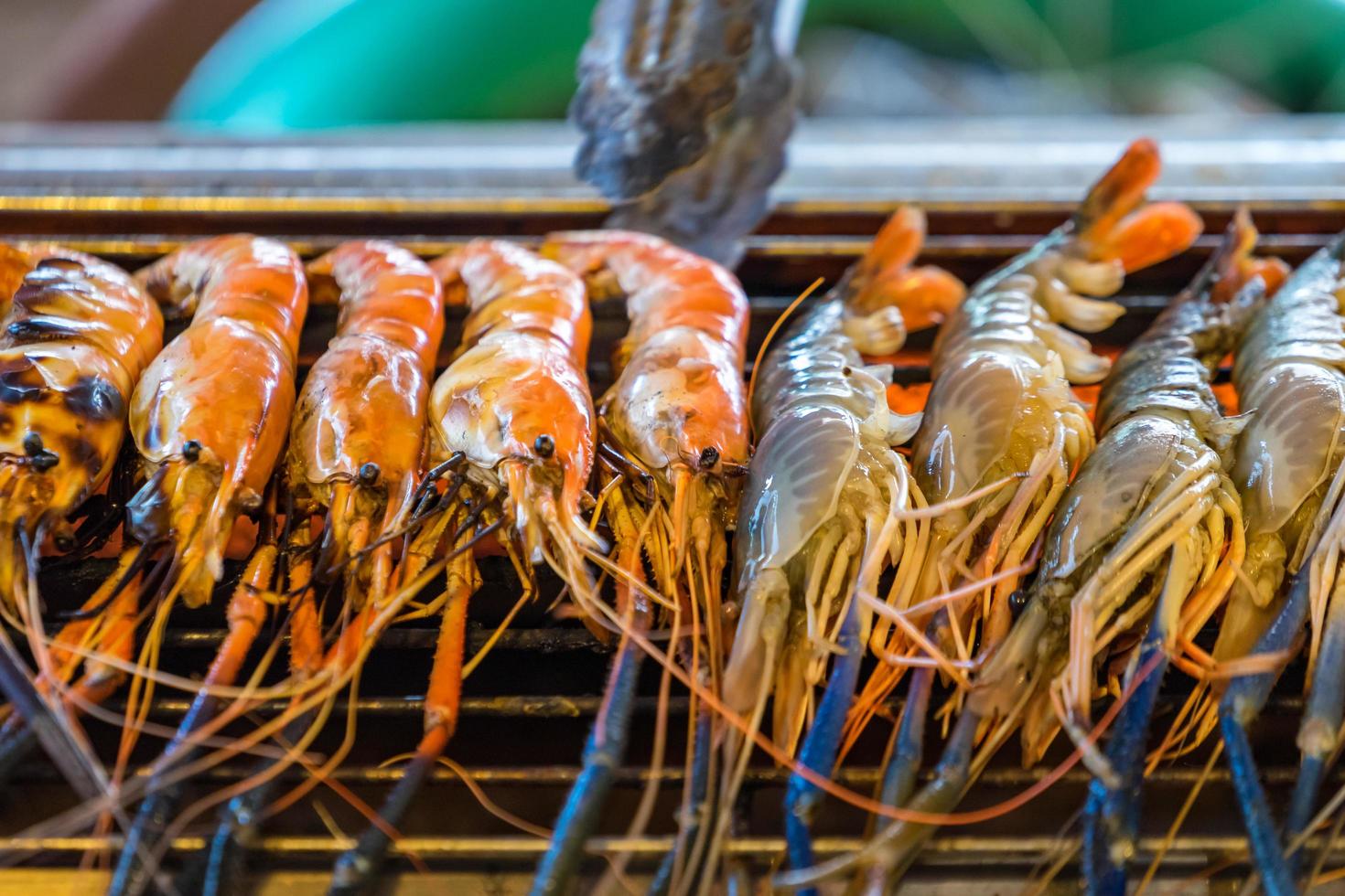 gamberi alla griglia con frutti di mare sul fuoco. foto