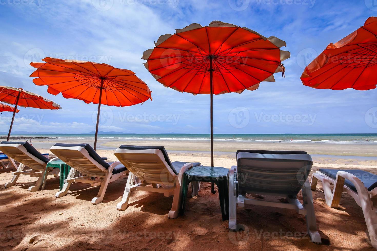 sedie a sdraio e ombrellone sulla spiaggia di pattaya in una giornata di sole, tailandia. foto