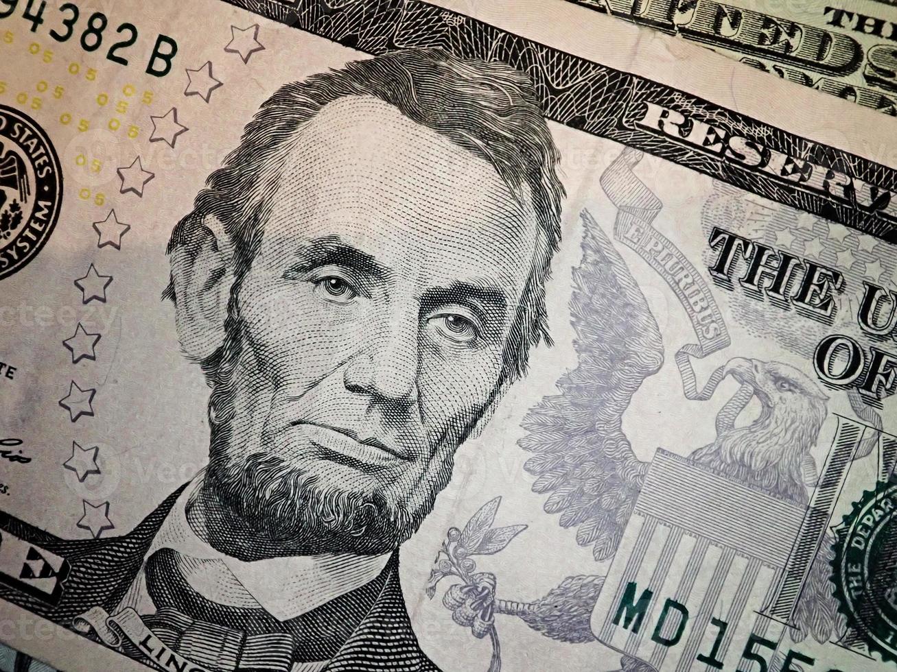 abraham abe lincoln faccia ritratto su 5 dollari fattura macro. soldi degli stati uniti. foto