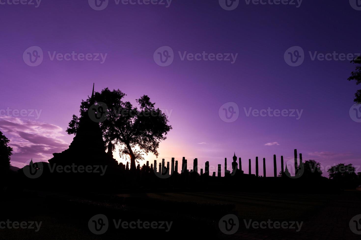 silhouette statua del buddha nel tempio di wat mahathat nel parco storico di sukhothai, provincia di sukhothai, tailandia. foto