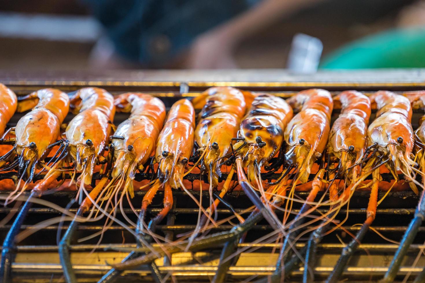 gamberi alla griglia con frutti di mare sul fuoco. foto