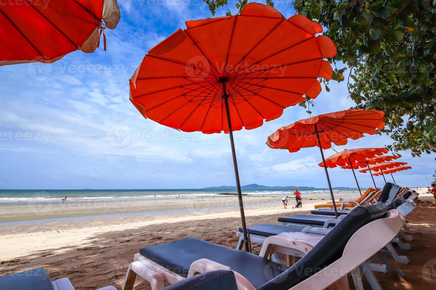 sedie a sdraio e ombrellone sulla spiaggia di pattaya in una giornata di sole, tailandia. foto