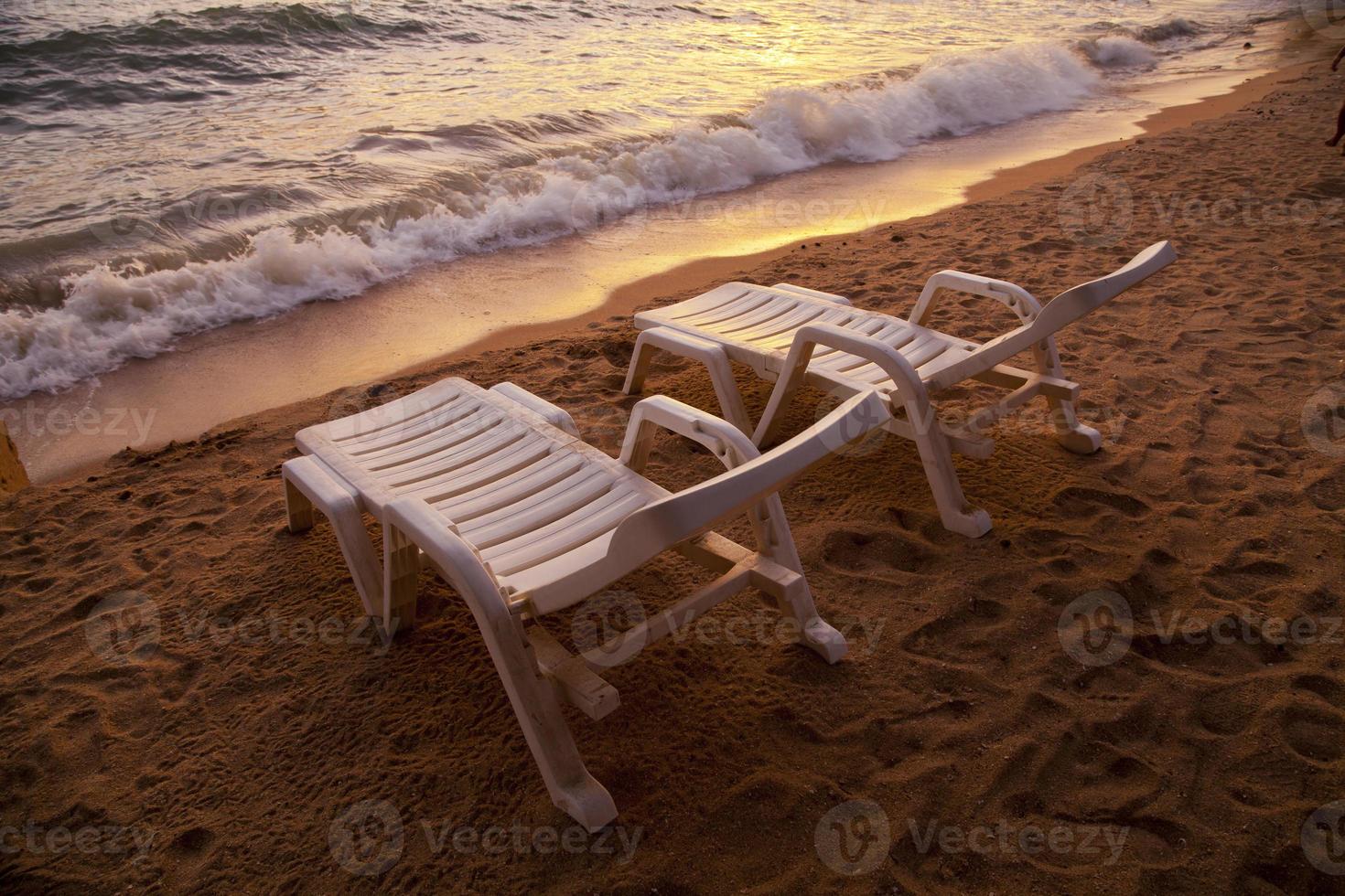 tramonto sul mare spiaggia di pataya tailandia con sedia a sdraio foto