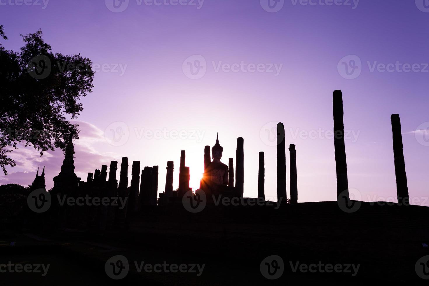 silhouette statua del buddha nel tempio di wat mahathat nel parco storico di sukhothai, provincia di sukhothai, tailandia. foto