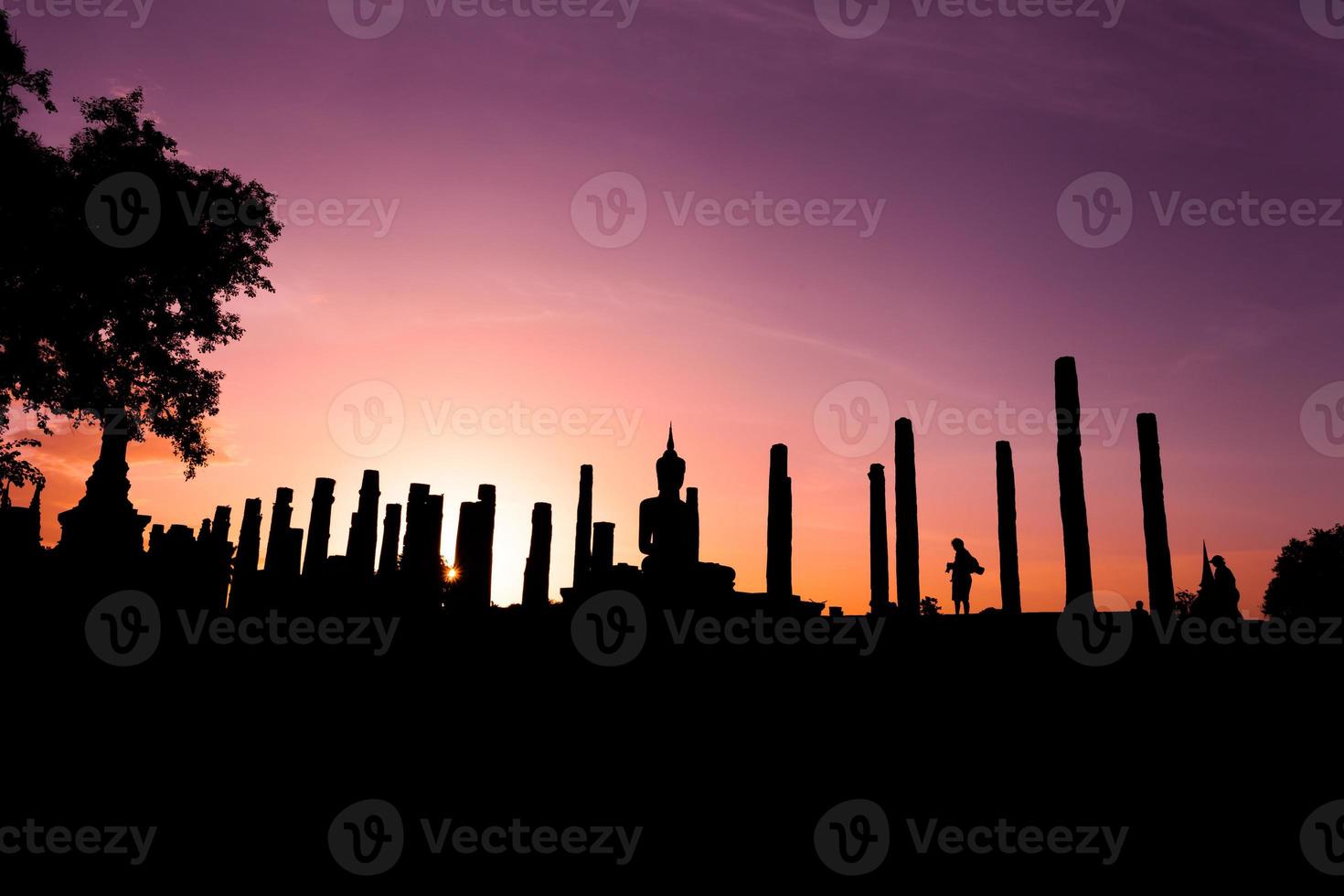 silhouette statua del buddha nel tempio di wat mahathat nel parco storico di sukhothai, provincia di sukhothai, tailandia. foto