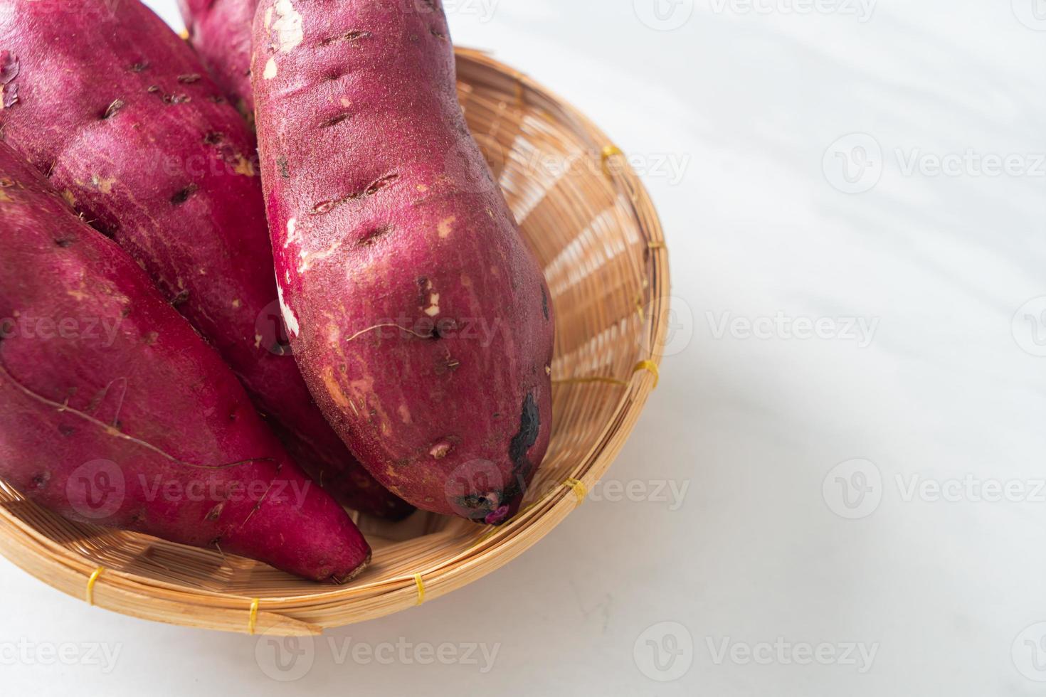 patate dolci giapponesi su cestino foto