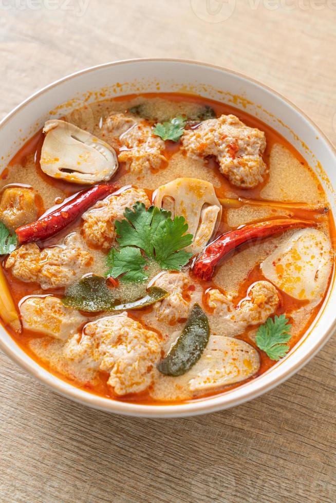 zuppa piccante di maiale bollito con funghi - tom yum foto