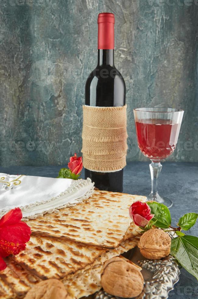 concetto di celebrazione di pesach - festa della Pasqua ebraica. matzah sul piatto tradizionale del seder foto