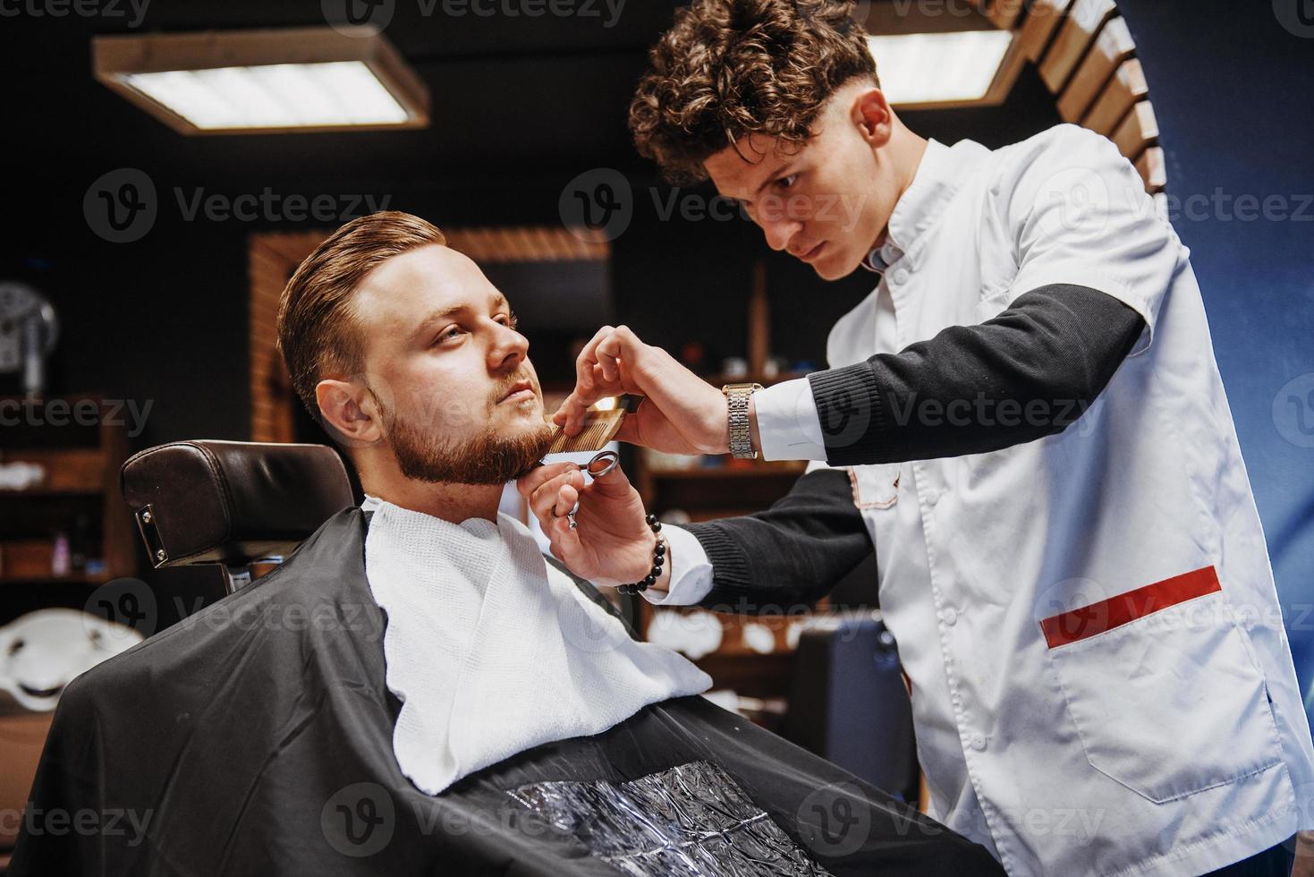 acconciatura maschile e taglio di capelli in un barbiere o parrucchiere. foto