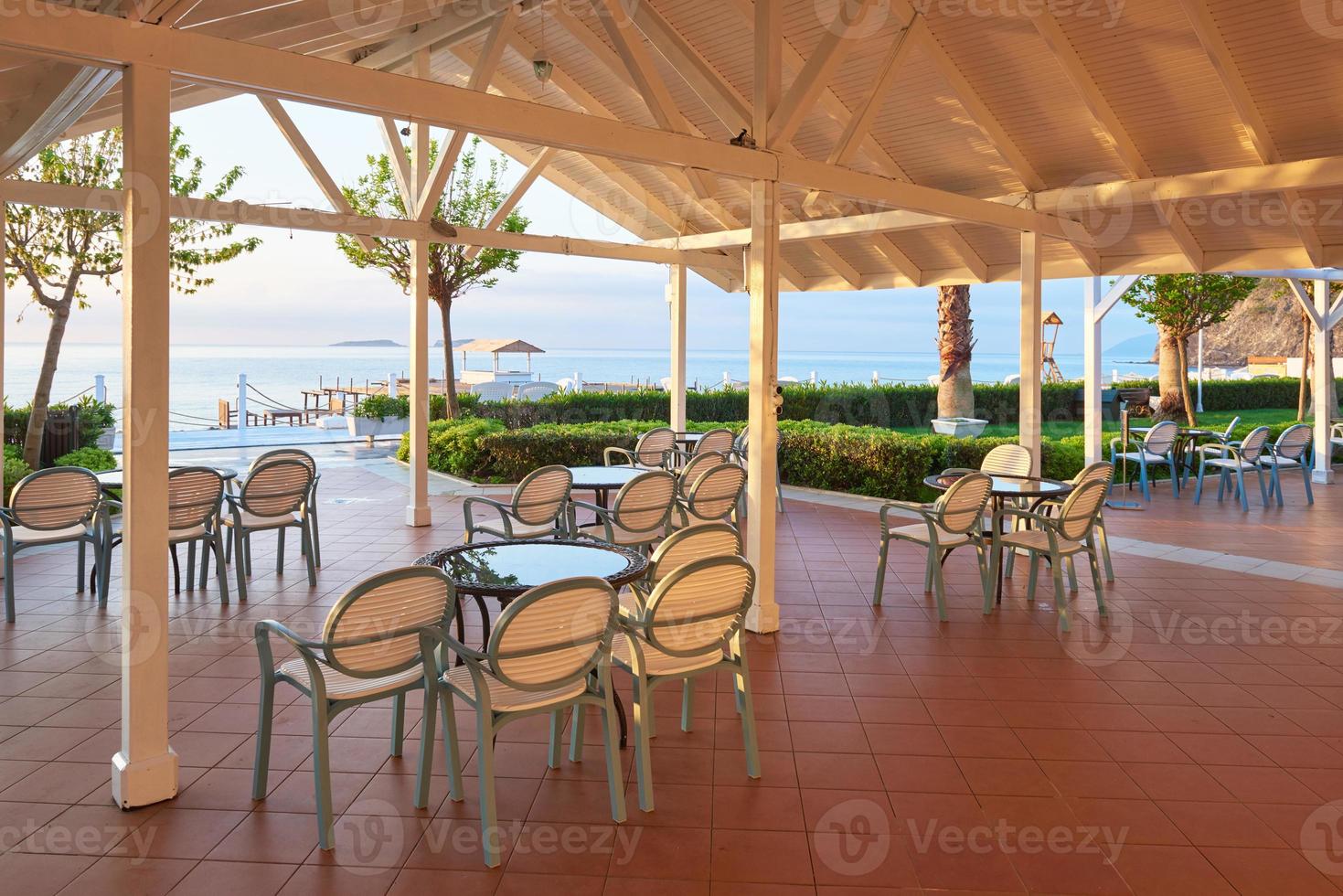 il tavolo vuoto del ristorante servito in attesa dei visitatori si trova sulla spiaggia. amara dolce vita hotel di lusso. ricorrere. tekirova-kemer foto