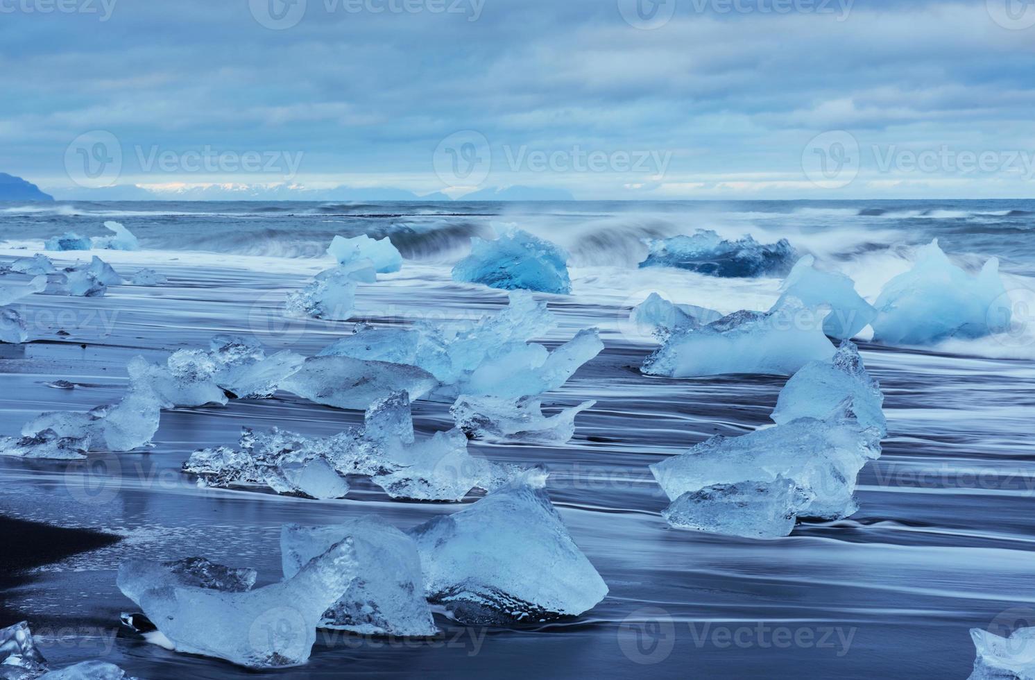 laguna glaciale di jokulsarlon, fantastico tramonto sulla spiaggia nera, islanda. foto