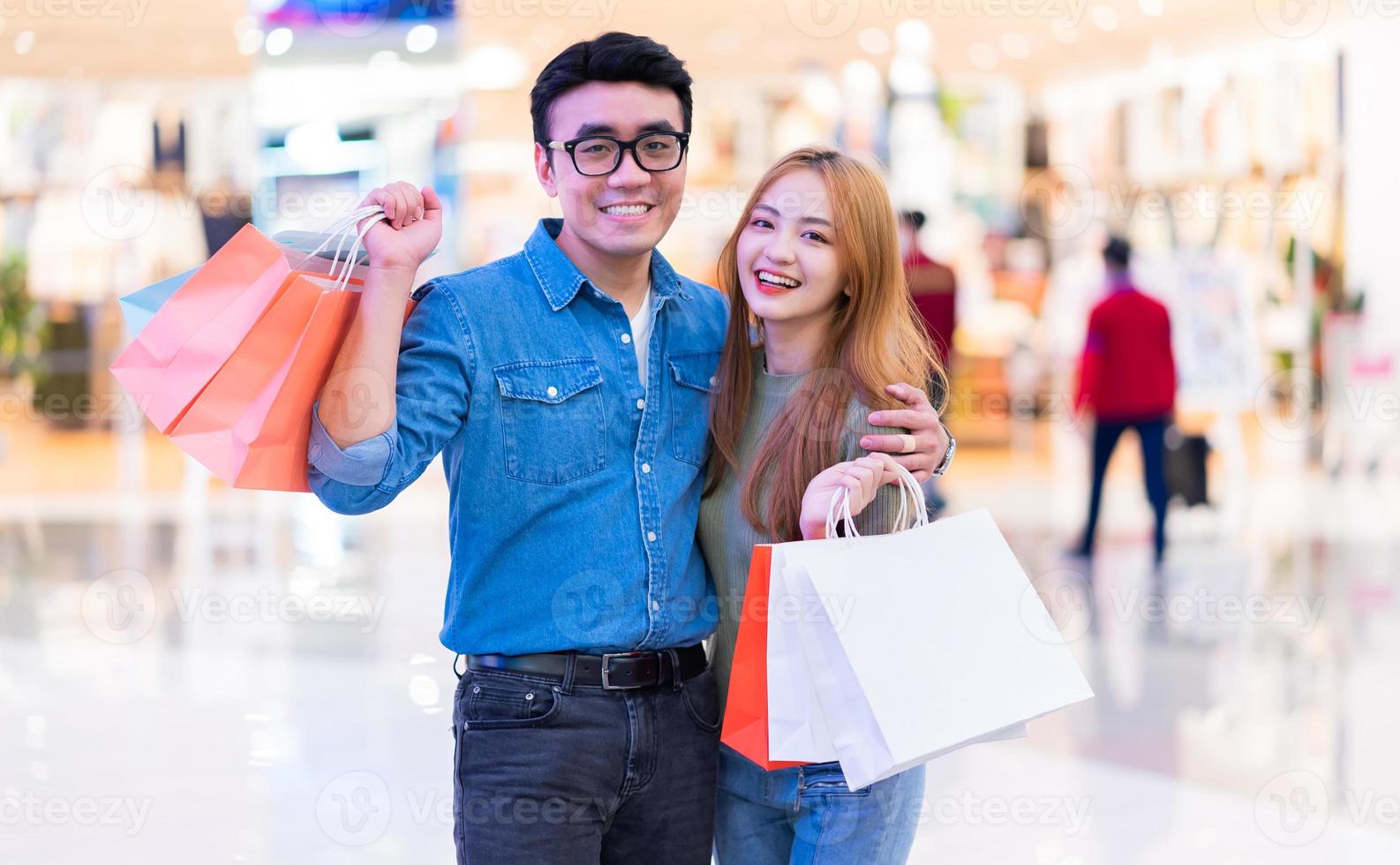 coppia asiatica che fa shopping al centro commerciale foto