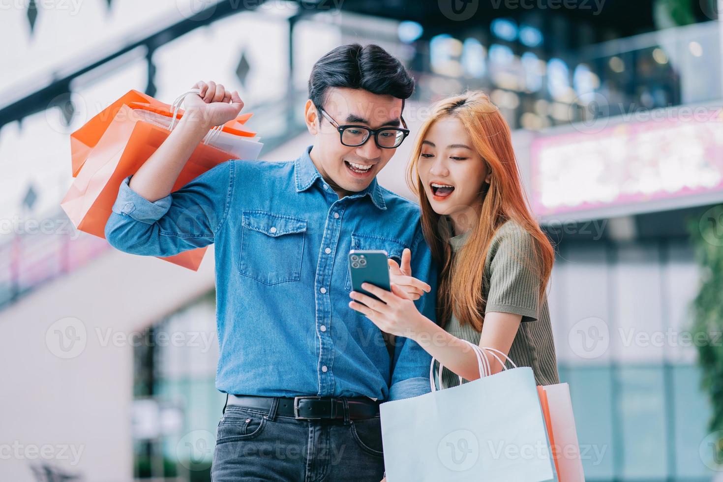 coppia asiatica che fa shopping al centro commerciale foto