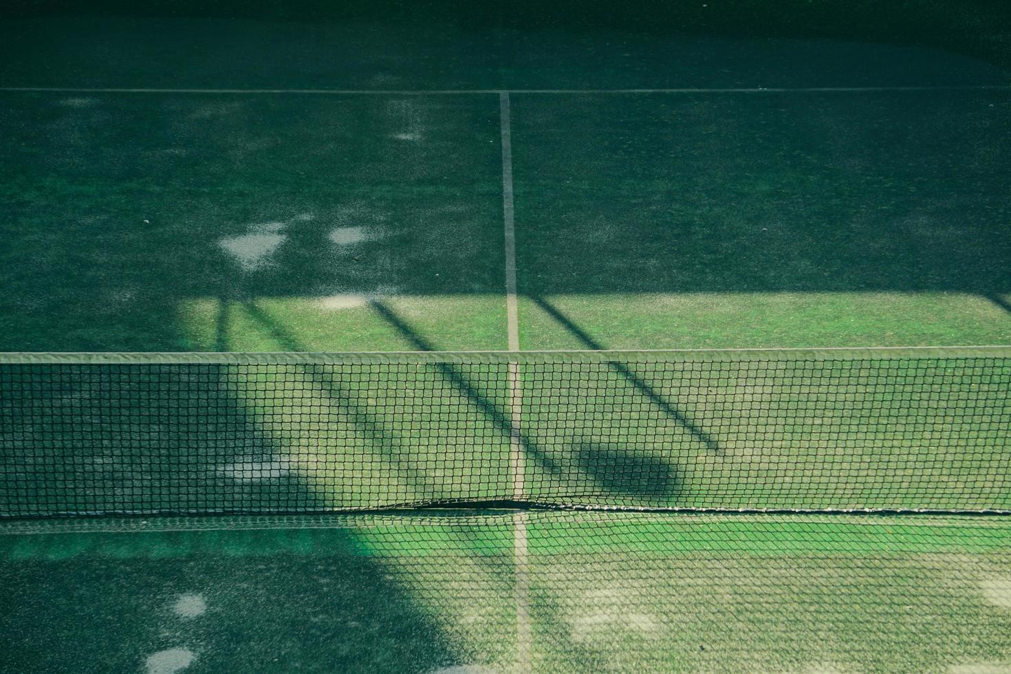 vecchio campo da tennis abbandonato foto