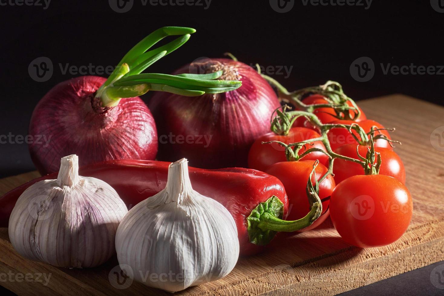 cipolla e aglio e peperoncini piccanti e pomodori foto