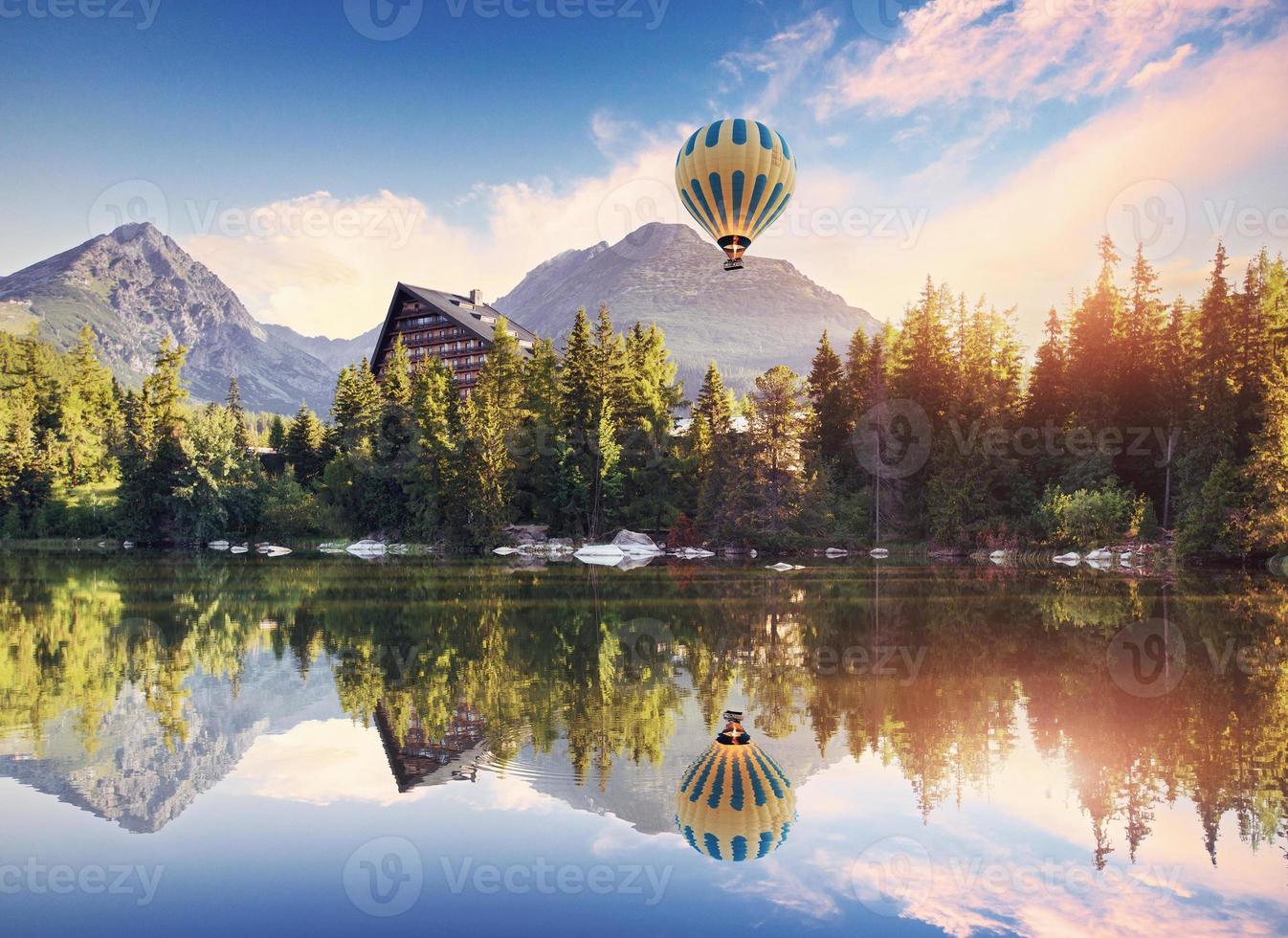 l'alba su un lago nel parco degli alti tatra. shtrbske pleso, slovacchia, europa. foto