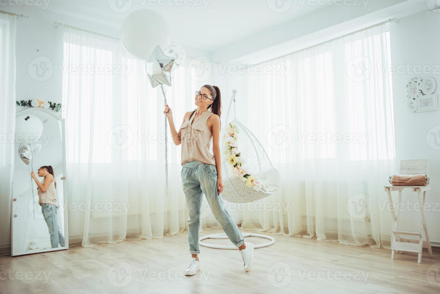 foto di moda bella donna con palloncini. ragazza in posa. studio fotografico