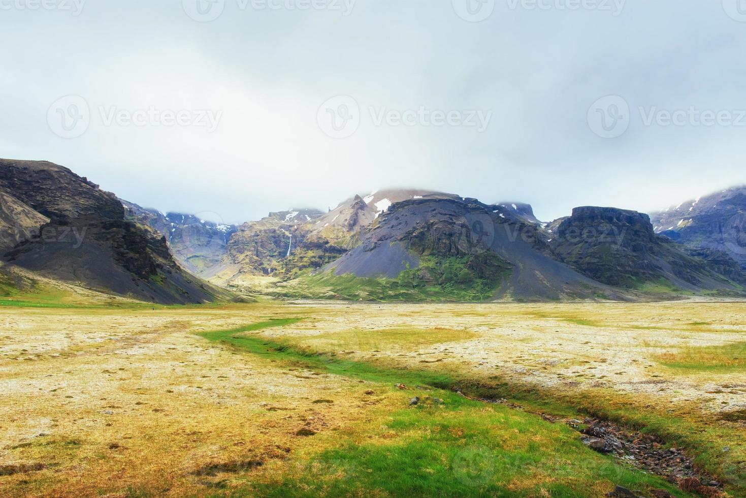 dolci pendii di montagne e ghiacciai innevati. meravigliosa Islanda in primavera. foto