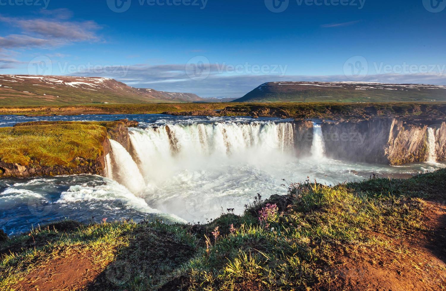 Cascata di Godafoss al tramonto. paesaggio fantastico. belle nubi cumuliformi. foto