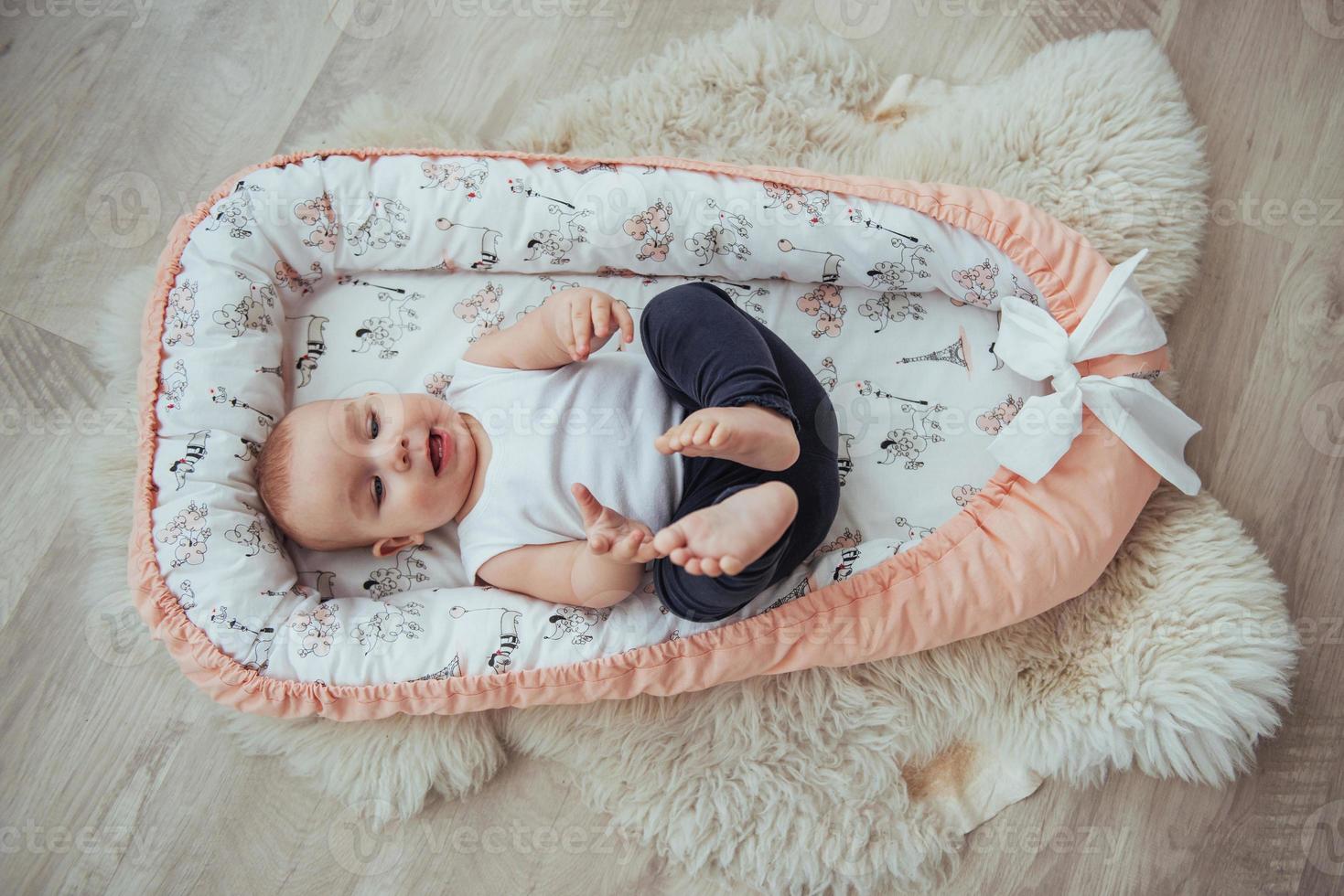 biancheria da letto per bambini. il bambino dorme nel letto. un bambino sano subito dopo la nascita. foto