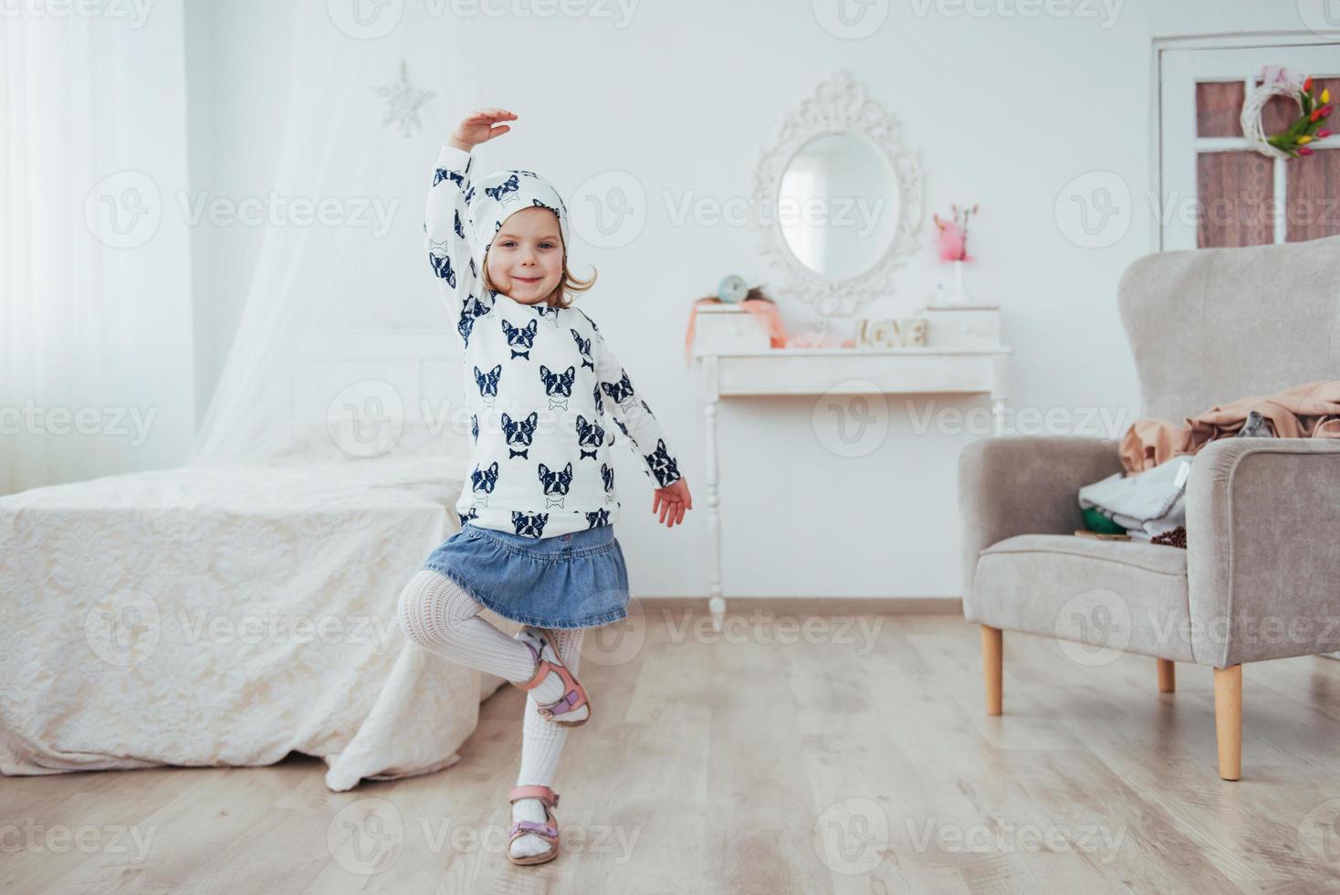 la bambina carina sogna di diventare una ballerina. ragazza che studia danza classica. foto