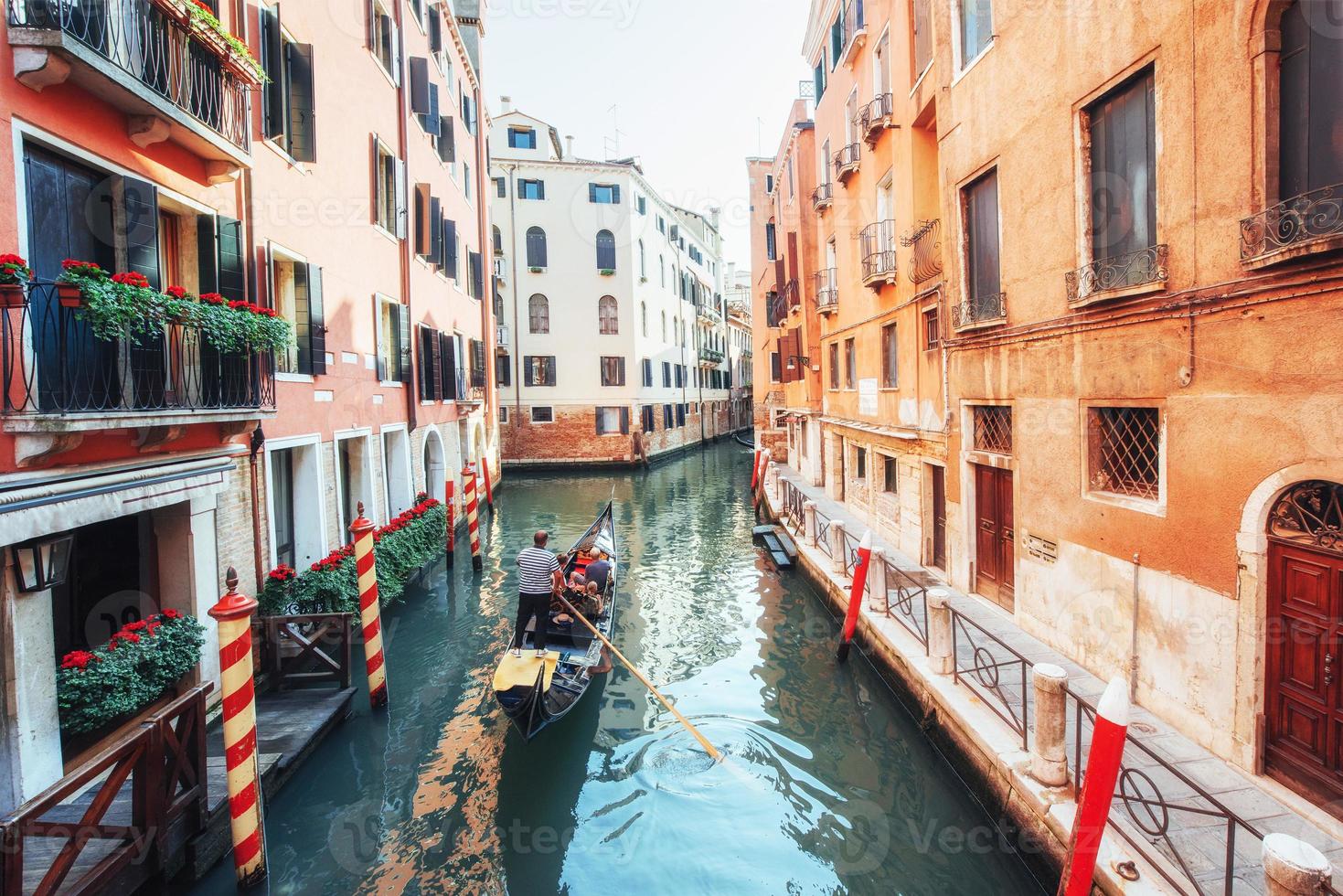 gondole sul canale di venezia. Venezia è una popolare destinazione turistica d'Europa. foto