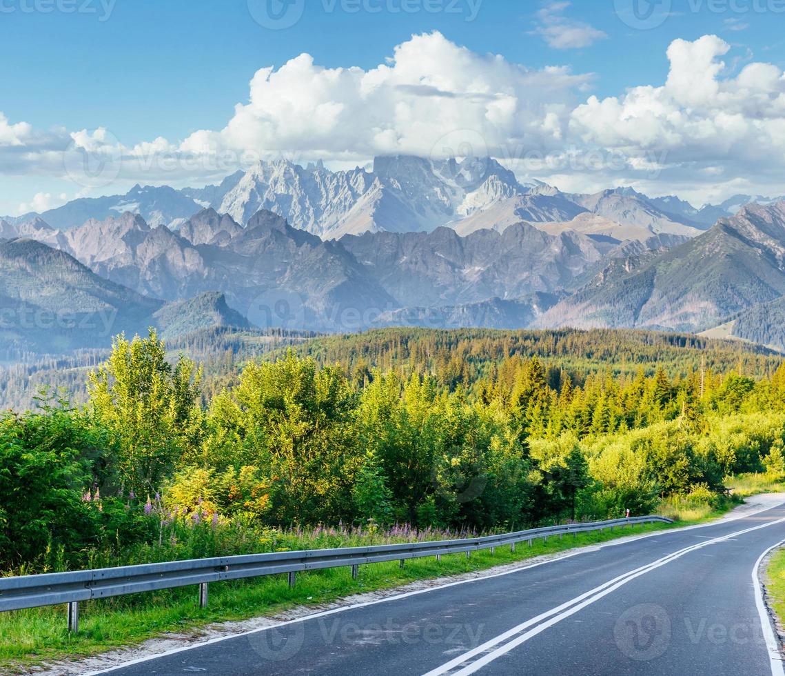 strada panoramica in montagna. vista delle montagne. Carpazi. Ucraina foto