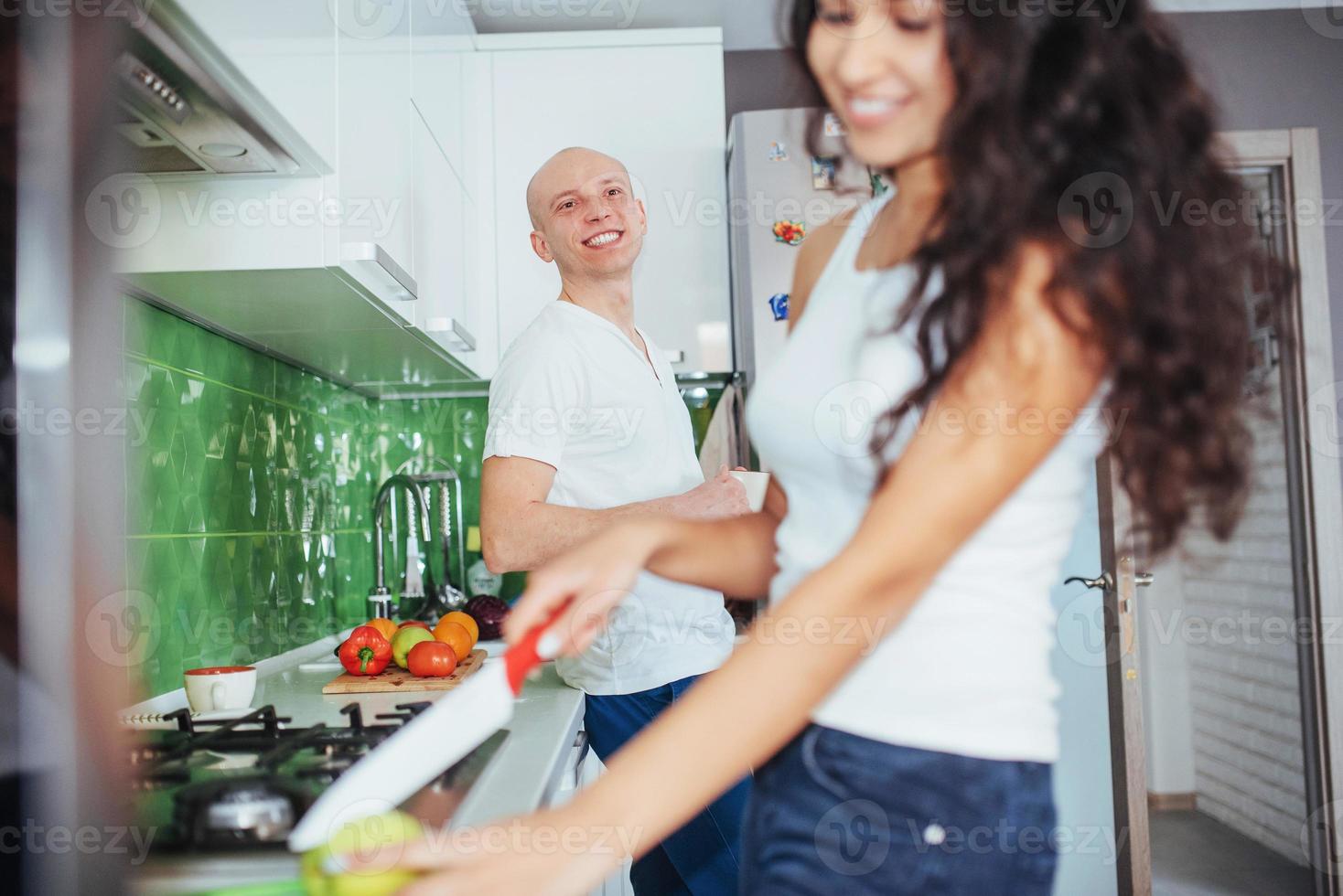 donna taglia insieme le verdure in cucina foto