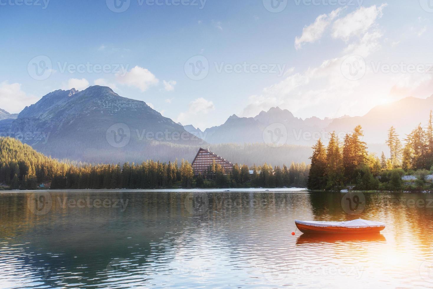 maestoso lago di montagna nel parco nazionale degli alti Tatra. strbske pleso, slovacchia foto